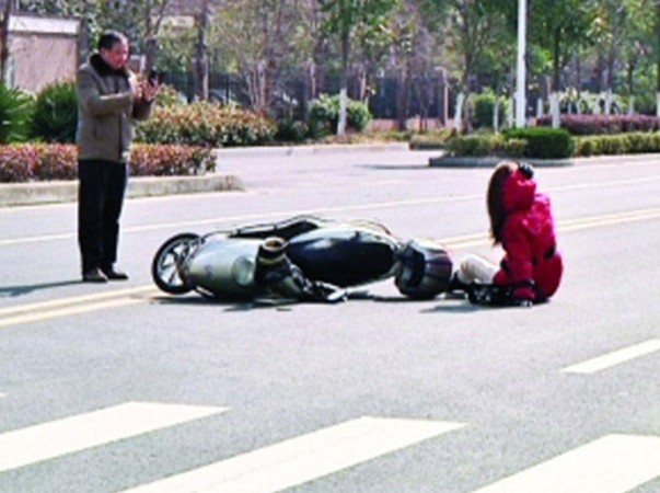 大叔路遇女子被撞倒地 先拍照取证再扶人