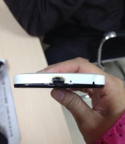 小米2S手机充电时烧焦 用户夜半梦中惊醒