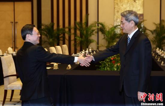 国务院台湾事务办公室主任张志军（右）与台湾方面大 
