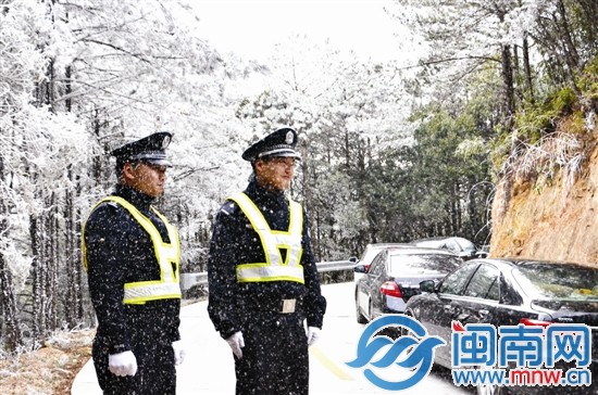民警在九仙山景区的雨雾凇中疏导交通