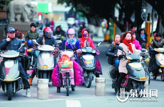 下班回家的市民全副武装出行