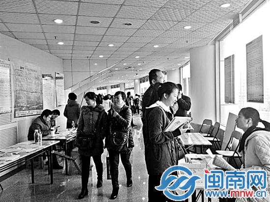 华阳体育馆招聘现场，共有用人单位300多家