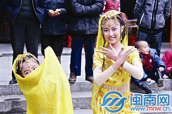 姐妹俩表演印度舞蹈，尽显妩媚
