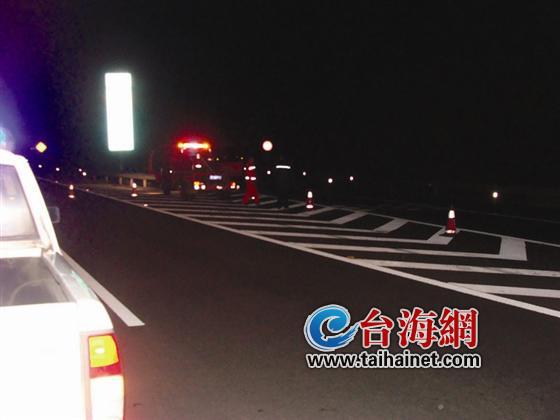 民警在现场引导车辆