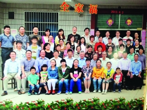 老伯碰碎花瓶掉出60年前收养证1