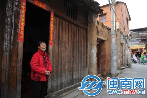 泉州西街旧馆驿巷的黄阿婆和老伴18年坚持为路人免费 