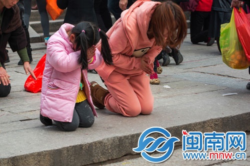 一对母女虔诚拜佛
