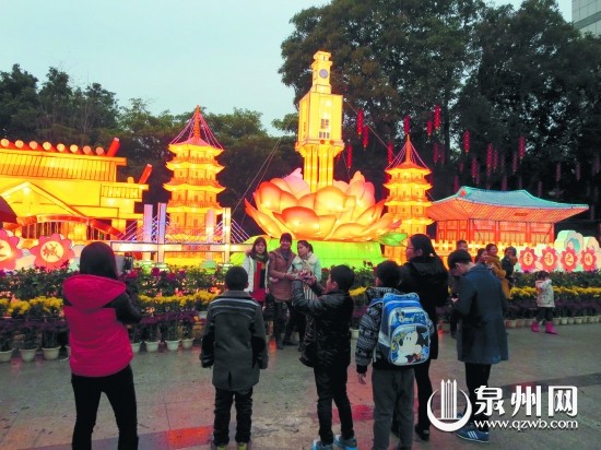 灯会首日，吸引了不少市民冒雨前来赏灯