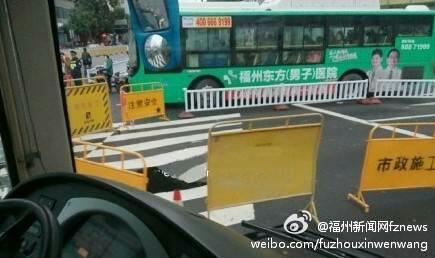 今日上午网友爆料东街口哈根达斯门前地铁施工处塌陷