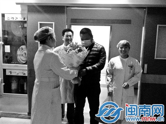 医护人员祝贺林某康复出院