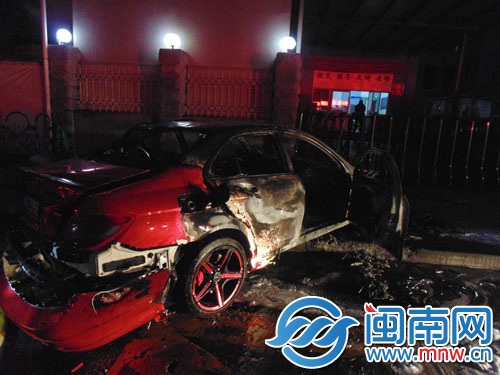 奔驰轿车车内座位被烧成灰