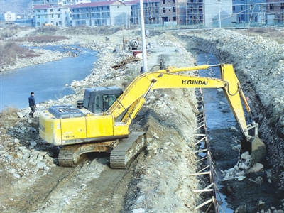 进行抛石混凝土基础施工