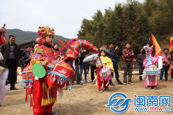 扮演昭君的小男孩才7岁，一脸萌样