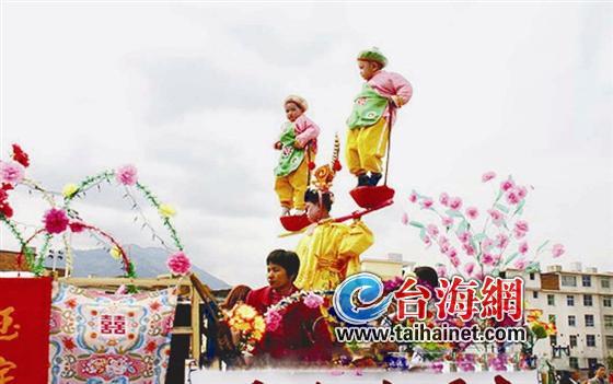 训练有素的小孩子将坐在彩车上