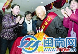 拒化疗上山养蜂 癌症老人活到百