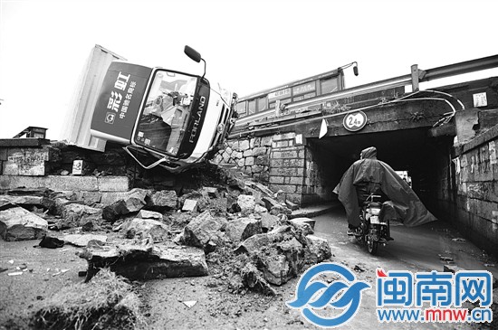 货车冲下路面 摩托男勇救司机1
