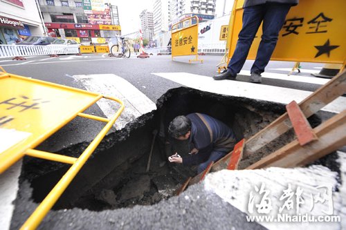 东街口路面塌出2米深坑 路过小车险栽入坑内2