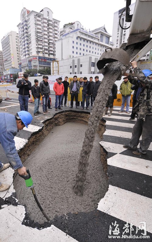 东街口路面塌出2米深坑 路过小车险栽入坑内