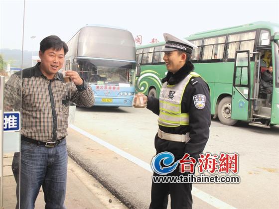 龙岩高速交警自掏腰包首创“咖啡”执法
