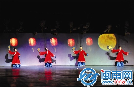 《偶之趣》里的媒婆一秒钟变仙女，引得观众拍掌乐赞