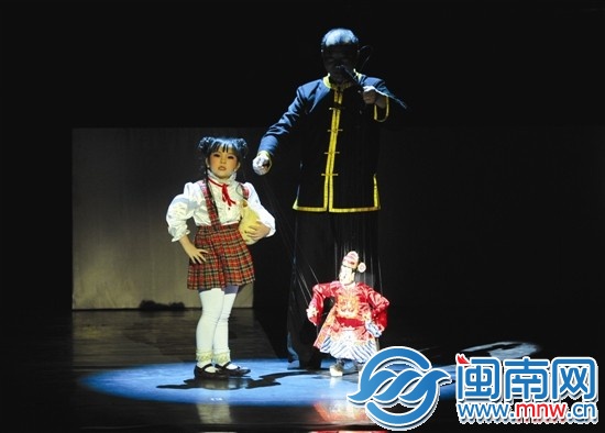 6岁的小扬扬和爷爷通过情景表演，串出泉州千年古城 