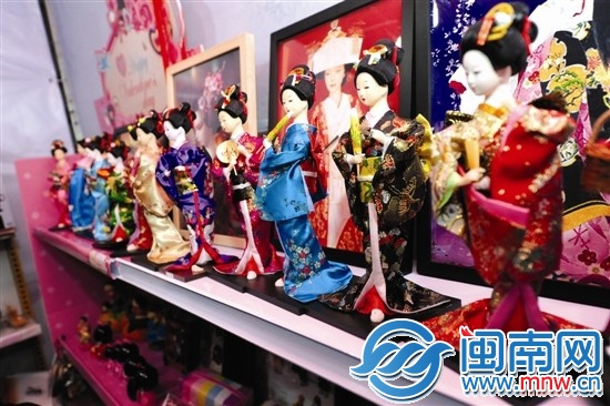 创意集市上的和服玩偶