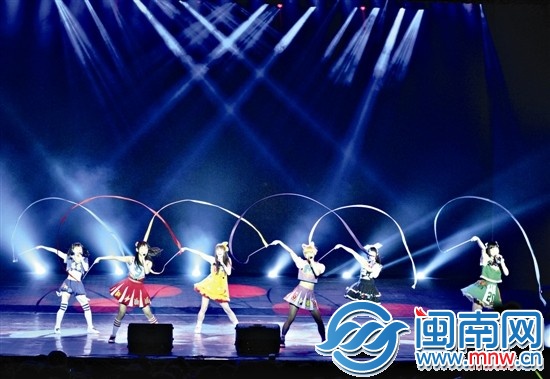 横滨电波组合带来歌曲表演