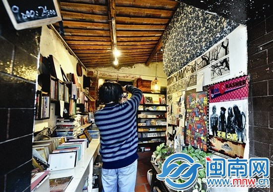 来自北京的一名游客被泉州市区一家别具特色的小店吸引