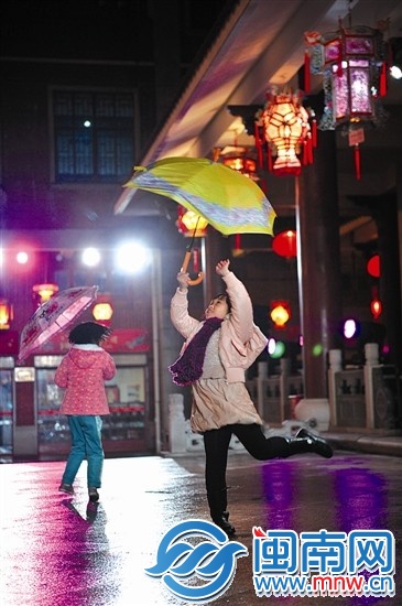 锦绣庄花灯下，小女孩雨中独舞