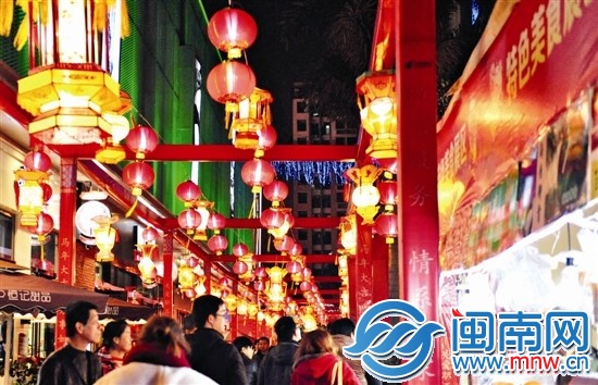万达金街，边赏花灯边品尝美食