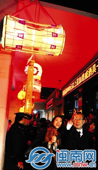 郑东采(前右)新门街赏花灯