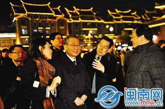 郑东采（右起第三）在新门街赏灯