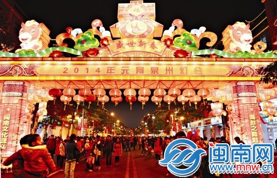 昨晚，新门街灯会迎来首波高峰