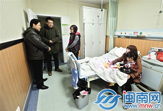 陈先生（左一）来病房探望，送来水果和500元钱