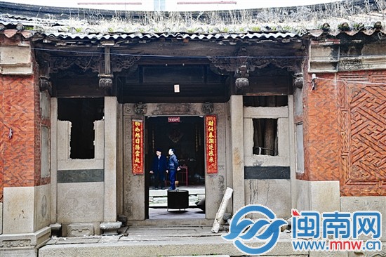 古厝大门两侧墙体的石雕构件被偷