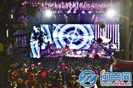 “青春纪念册”演唱会在改造后的泉州面粉厂内启幕