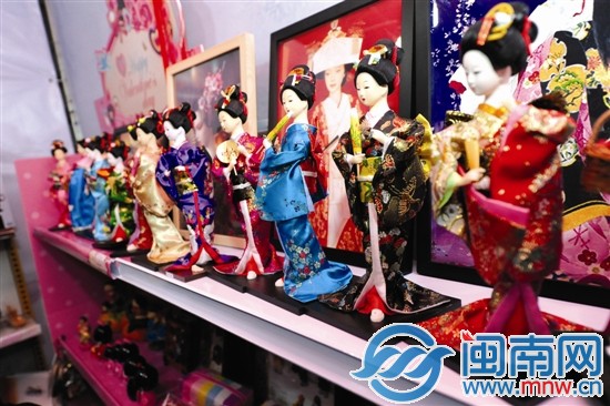 创意集市上的和服玩偶