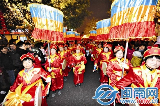 源和堂民俗踩街