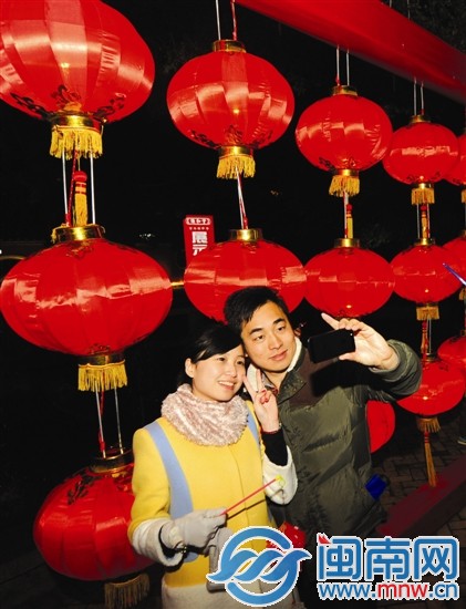 源和堂一排灯笼下，自拍留念