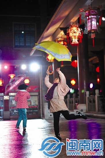 锦绣庄花灯下，小女孩雨中独舞