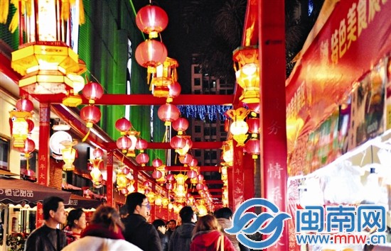 万达金街，边赏花灯边品尝美食