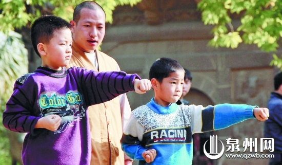 认真学习少林武术的孩子