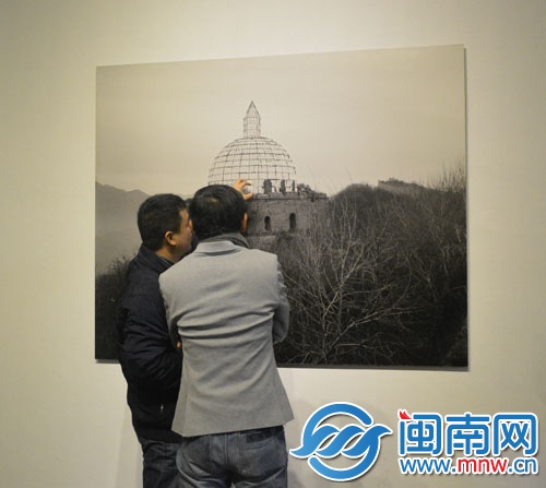 来宾在现场观览现场绘画作品