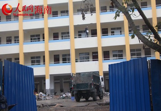 工人正在粉刷小学墙壁