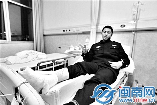 脚已经做完手术，民警小郁在病床上休息
