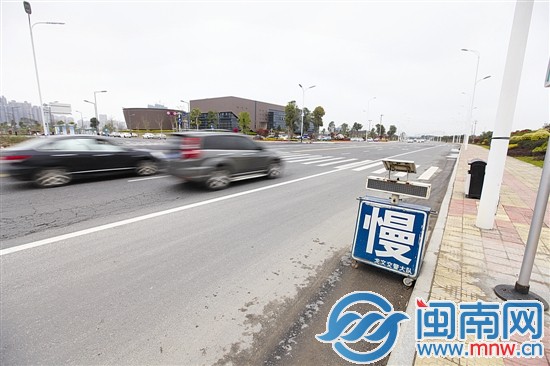 碧湖生态园入口，交警在人行道边提醒慢行