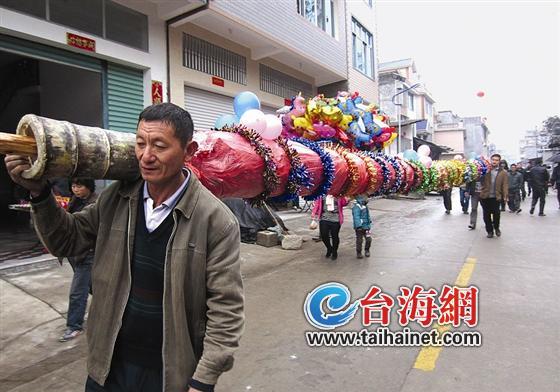 龙海程溪举行扛“大竿炮”绕境游行庆元宵活动