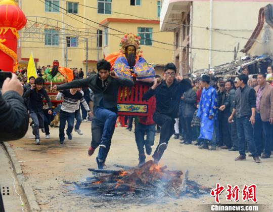 两岸民众共同上演元宵民俗“抬神”。