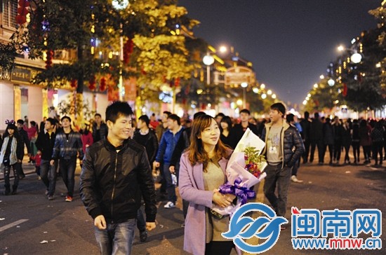 这个浪漫元宵夜，多了束玫瑰花