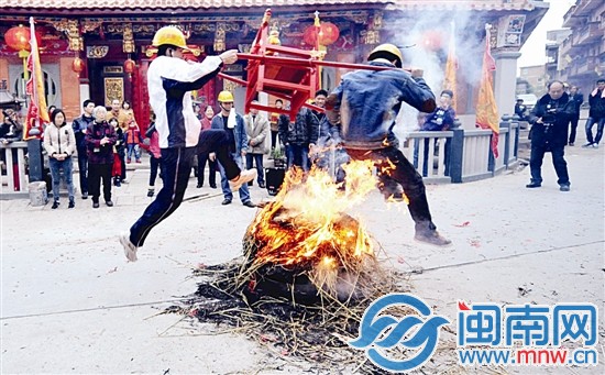洛阳桥附近，两个小伙抬着海神跳火盆